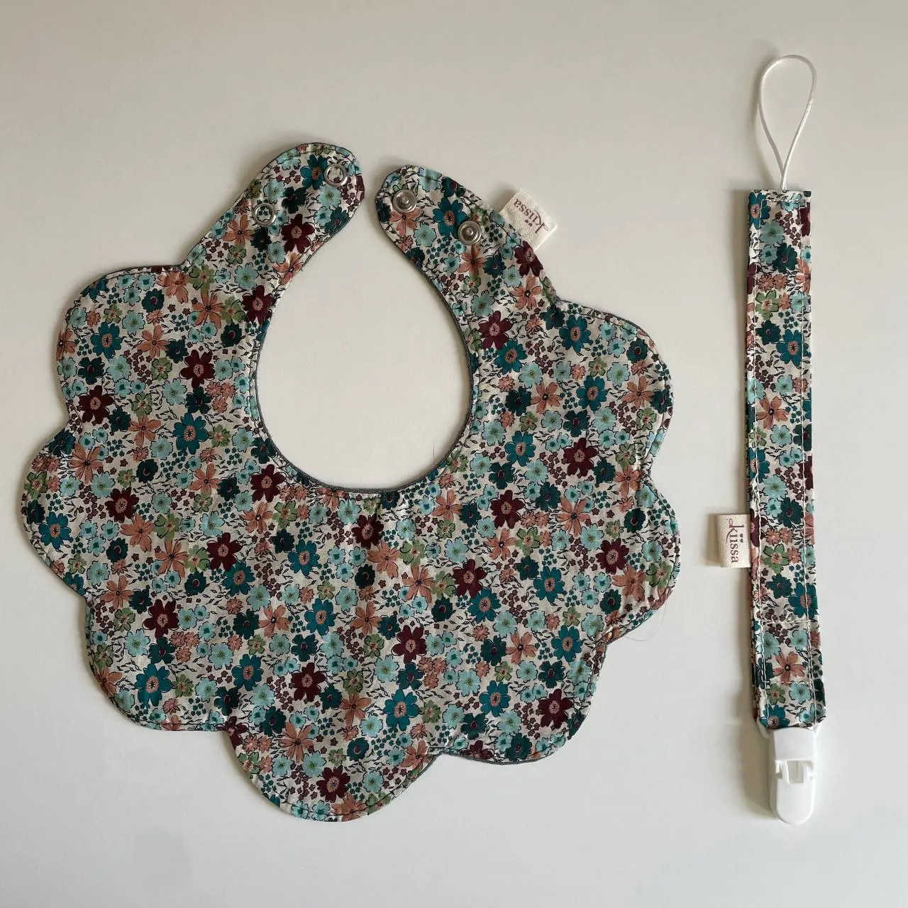 Flower-shaped bib from the selected collection — photo 11