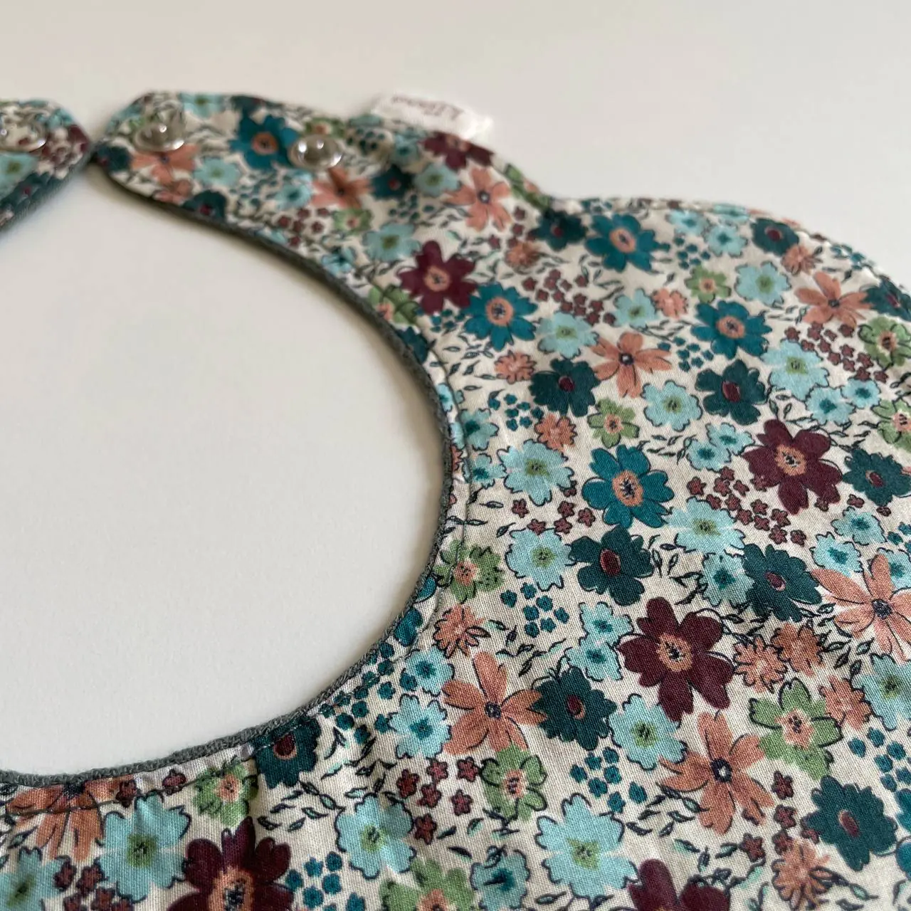Flower-shaped bib from the selected collection — photo 3