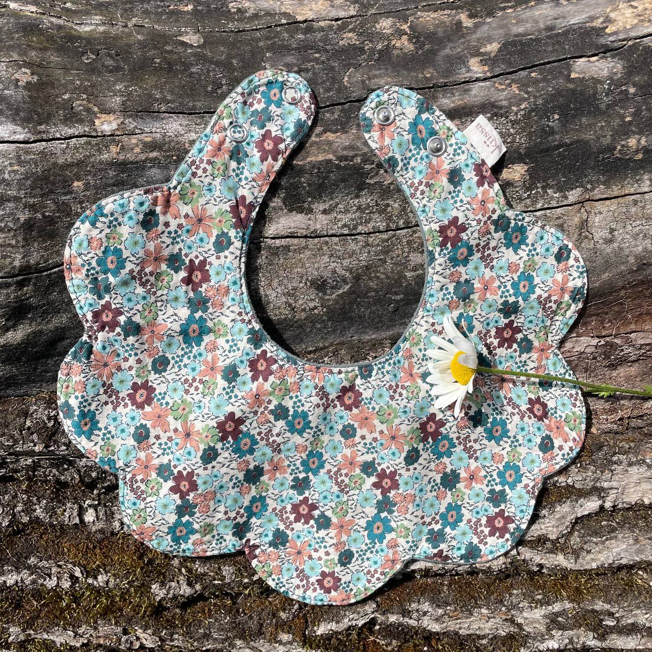 Flower-shaped bib from the selected collection — photo 6