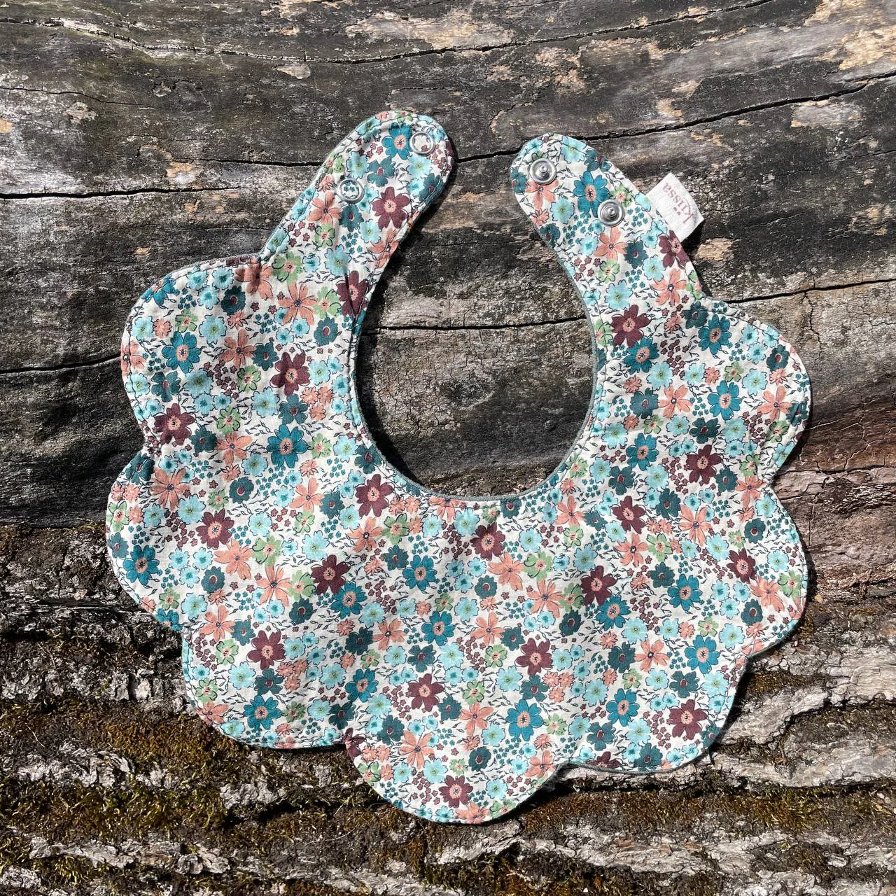 Flower-shaped bib from the selected collection — photo 7